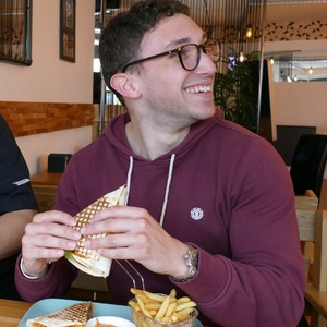 La révolution du French Tacos est en marche 🌟 ! 
Dites adieu aux frites molles et bonjour aux frites croustillantes servies à part 🍟. 
La clé pour une expérience gustative inoubliable avec le smile ! 🤤

#frenchtacos #fritesàpart #détailsimportants #croustillant #savoureux