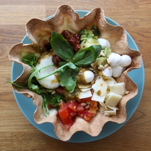 Parfois, il suffit d'une simple salade pour égayer sa journée 🌞
Notre Poké Cosy d'août est la recette parfaite pour ça !
Un bol en tortilla rempli de couleurs 🌈 et de saveurs 👅, un oeuf poché parfaitement cuit 🍳 et une sauce pesto rosso maison 🍅 pour un repas léger et sain 🥗. 
#salade #été #pokécosy #légèreté 🌿 #fraîcheur #gourmandise