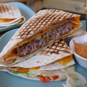 Le secret de notre French Tacos revisité en burger ? 😍🍔🌮 
Une sauce burger maison, un steak haché façon boucher, du bacon de dinde grillé, salade, tomates, oignons, des échalotes confites et du fromage fondant... 
Une explosion de saveurs en bouche 🤤🍔🌮🍴

=> une recette de burger qui change de l'ordinaire

#recetteoriginale #burgersavoureux #frenchtacos #tendanceculinaire #cosyburger #recettegourmande #voyageculinaire #fastfood #cosytacos #foodpics #homemade #bordeauxfood
