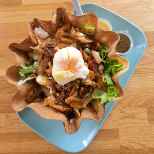Chez Cosy Tacos, on vous propose des suggestions de salades saines et savoureuses chaque jour ! Personnalisez-la avec de nouveaux extras Cosy ! 😍
Aujourd'hui, cerise sur le gâteau, c'est notre délicieux oeuf poché 🤤🥗🍳 

#saladesuggestion #oeufpoché #cosytacos #couleurs #sainetgourmand #extrasnouveaux  #salade #healthyfood #vegetarianfood #bowl #homemade #amazingfood  #delicious